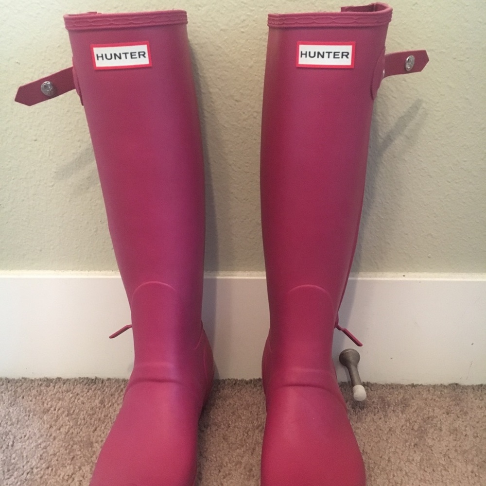 cherry red hunter boots— like new!!